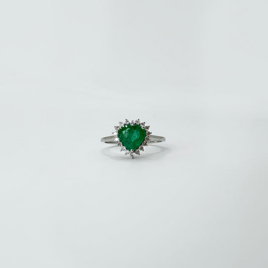Anillo corazón esmeralda con diamantes naturales.