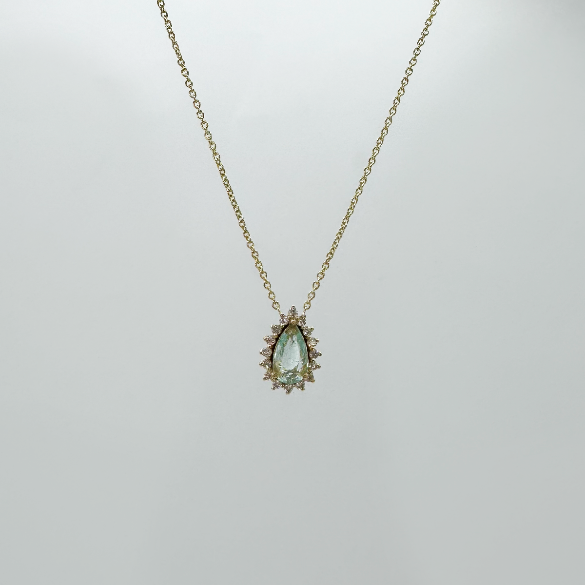 Collar paraiba gota con halo diamantes con cadena en oro amarillo 14k