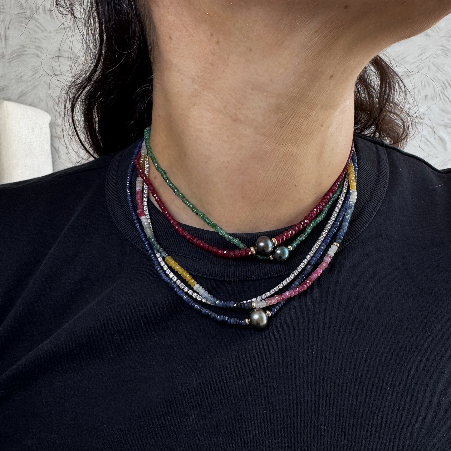 Collar choker esmeraldas con oro y perla negra.