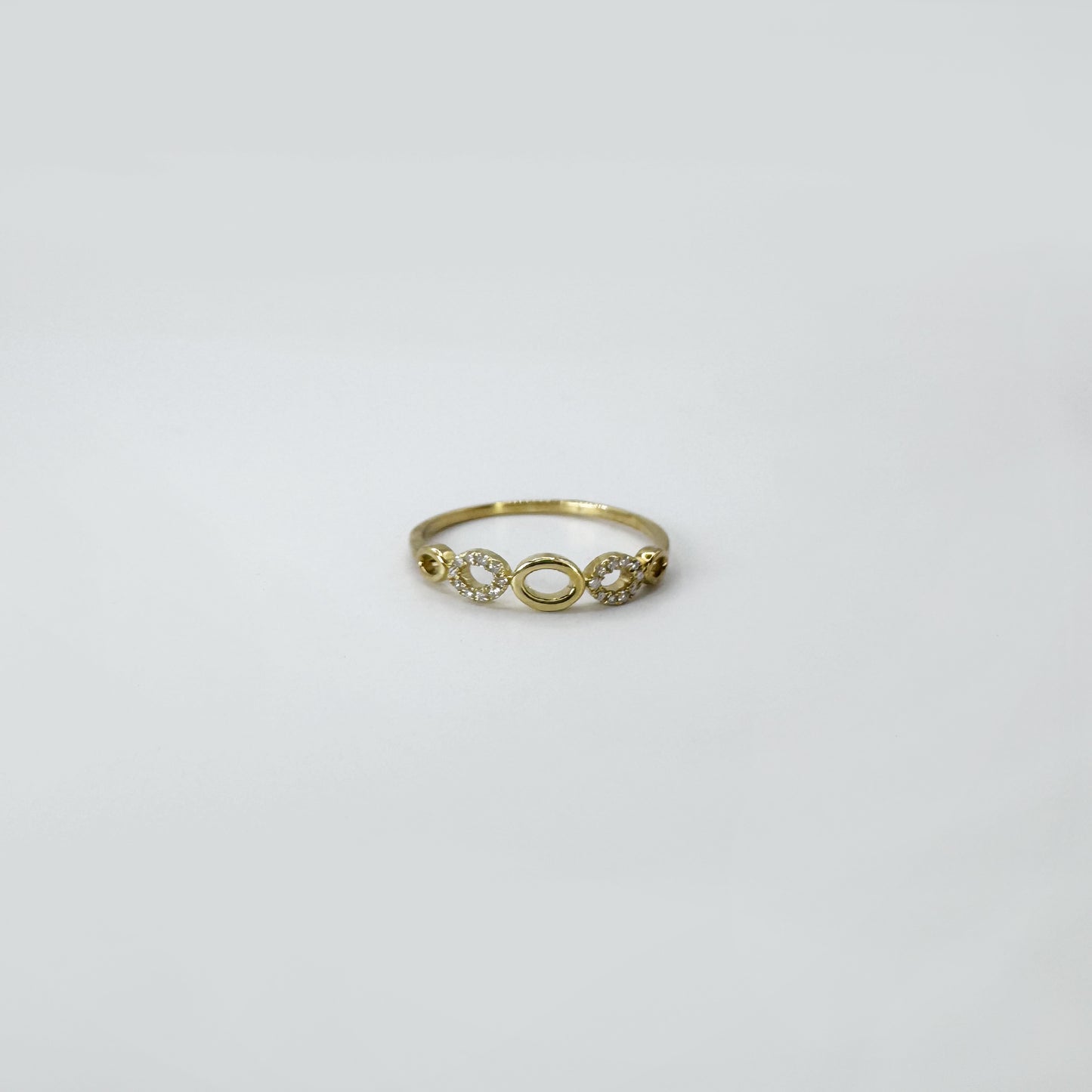 Anillo ovalos con diamantes en oro amarillo.