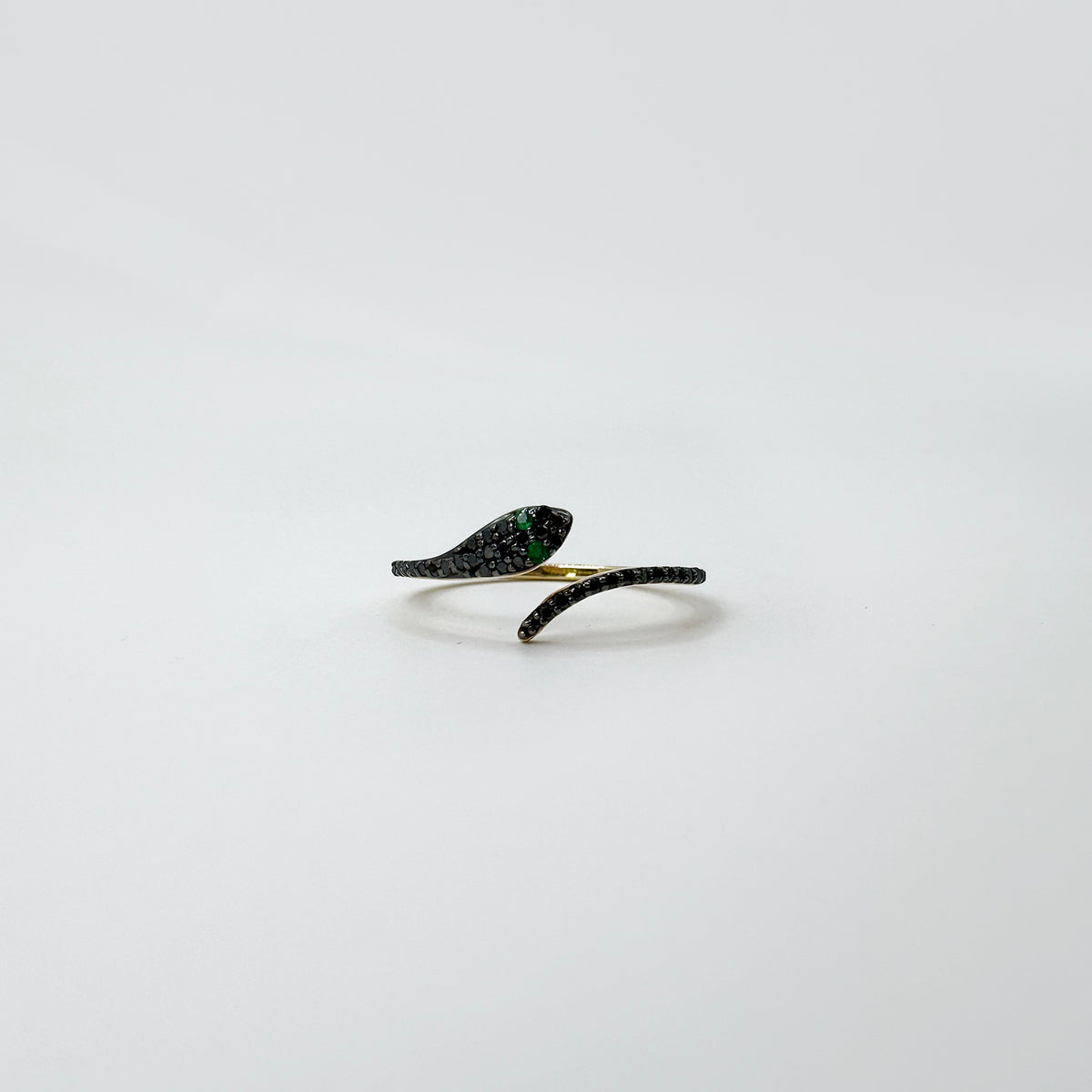 Anillo serpiente diamantes negros.