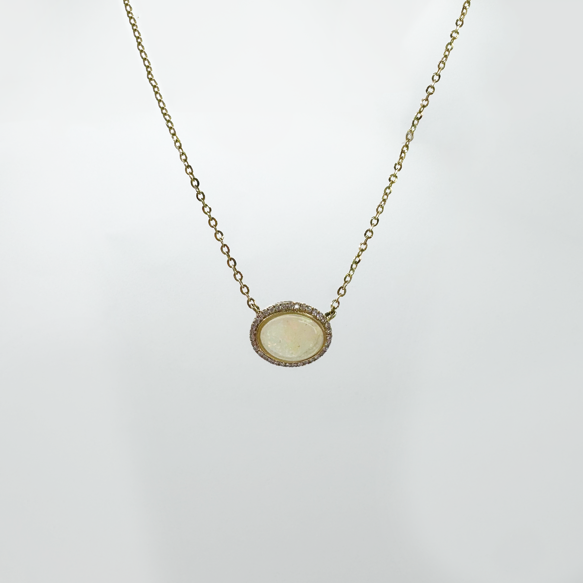 Collar ópalo con halo diamantes con cadena en oro amarillo 14k