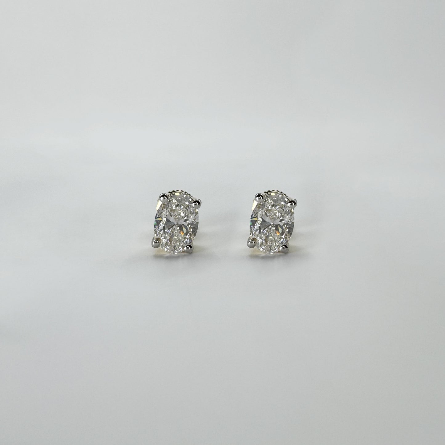 Aretes diamante oro amarillo oval 2 cts.