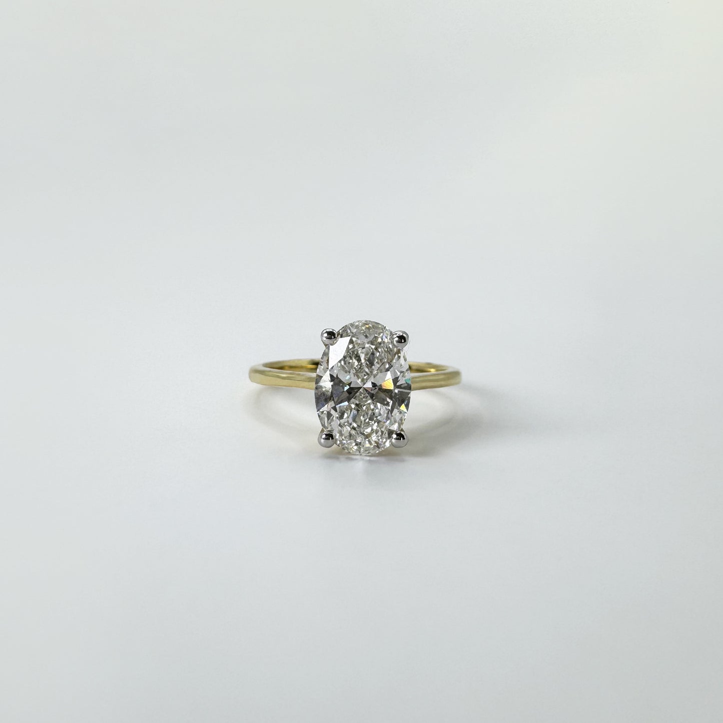 Anillo diamante oval oro amarillo 2 cts.