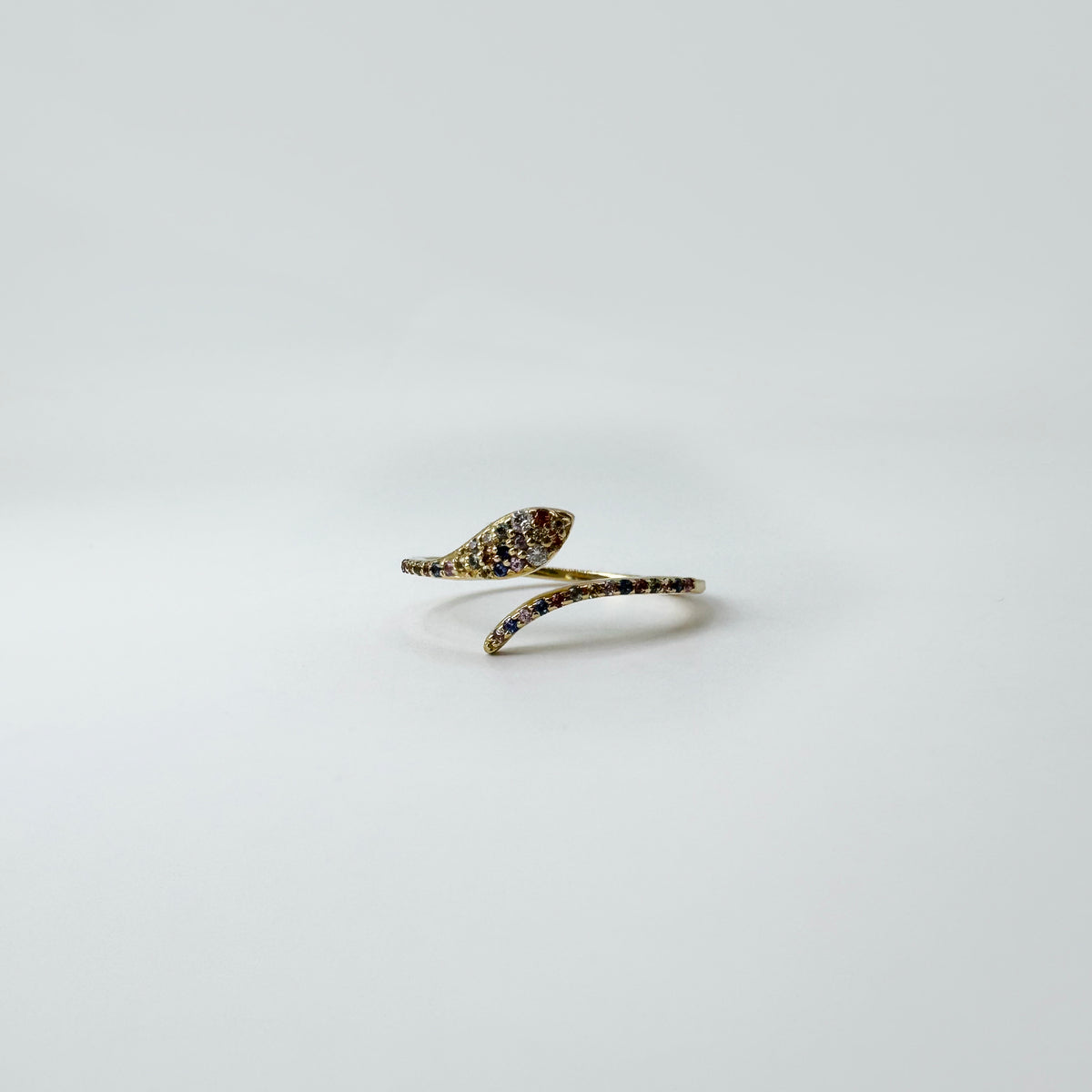Anillo serpiente zafiros de colores.