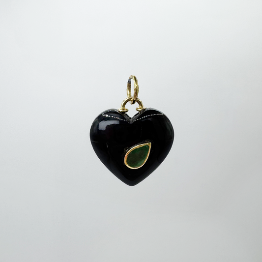 Dije corazón chico onix con esmeralda.