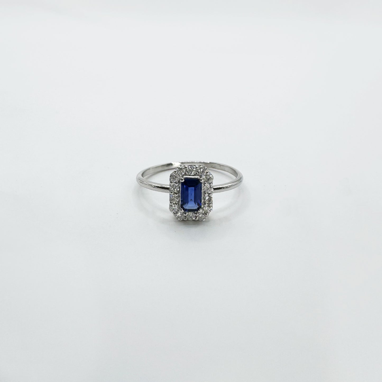 Anillo Zafiro Kate con diamantes.