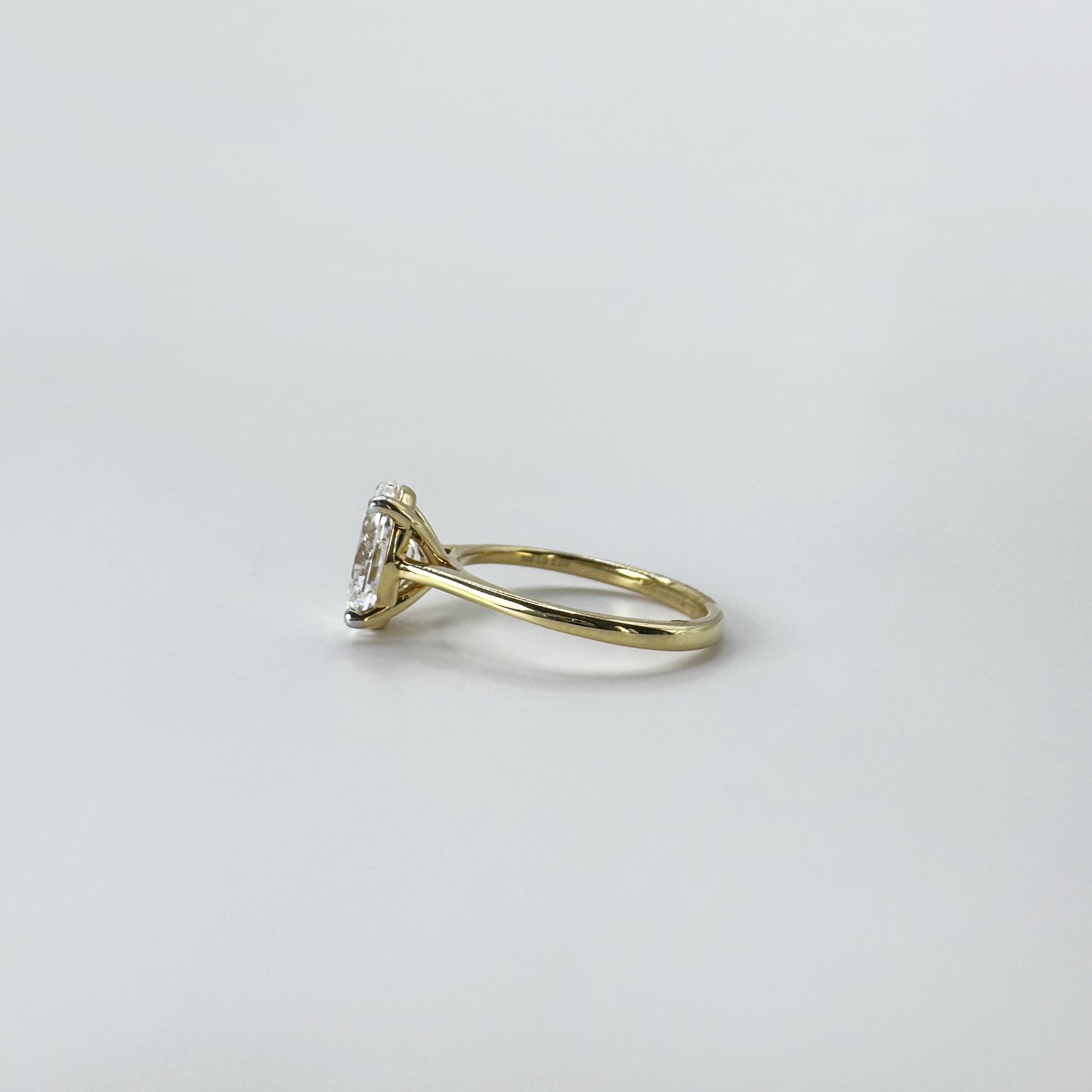 Anillo diamante oval oro amarillo 2 cts.