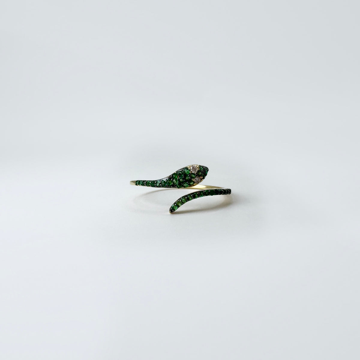 Anillo serpiente diamantes negros y esmeralda.