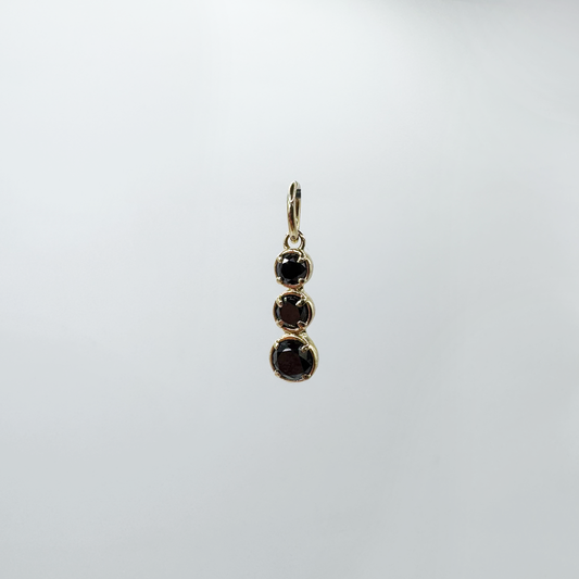 Dije triple diamantes negros y oro.