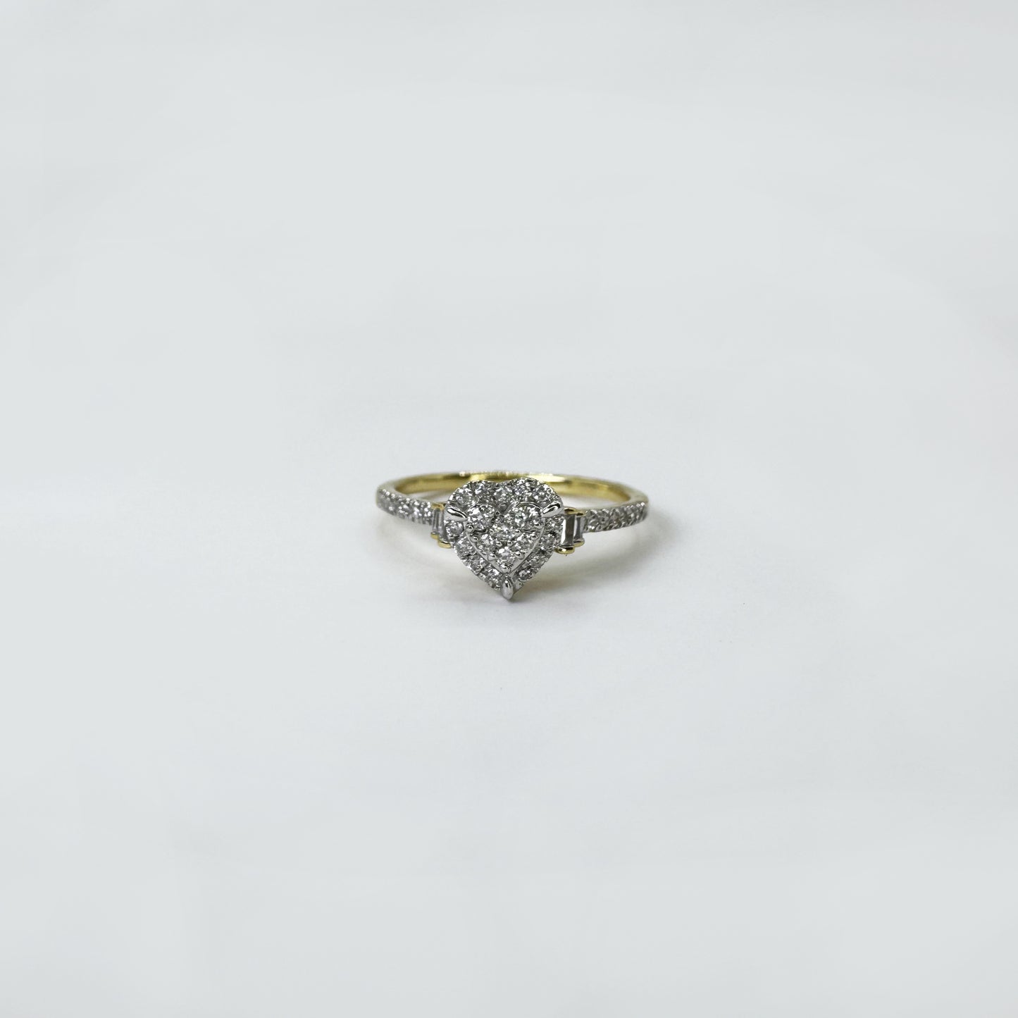 Anillo heart relieve diamantes.