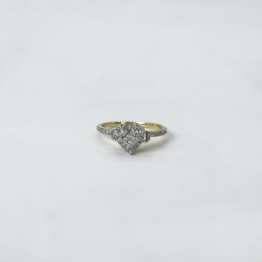 Anillo heart relieve diamantes.