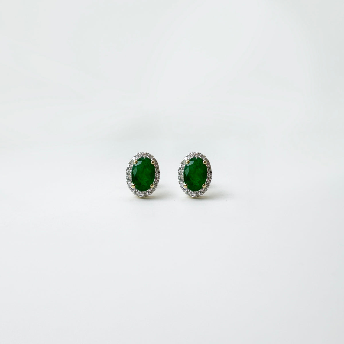 Aretes esmeraldas con halo de diamantes naturales.