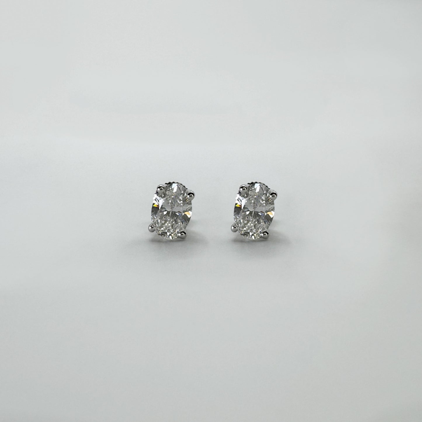 Aretes diamante oro blanco oval 2 cts.
