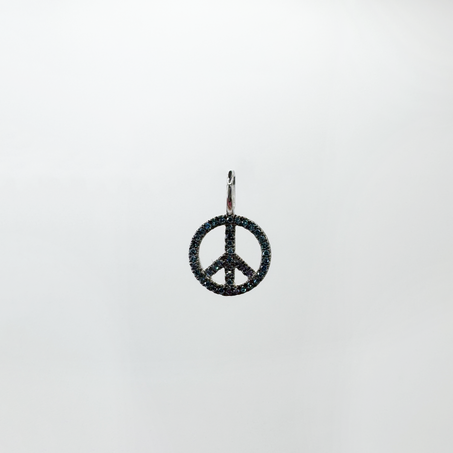 Charm peace and love mini diamantes azules y oro blanco.