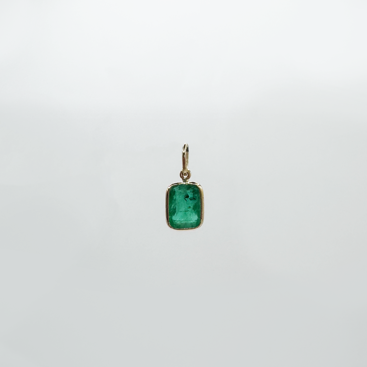 Dije esmeralda rectangular clásico.