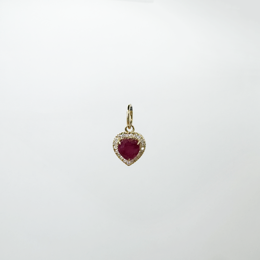 Dije corazón rubí con halo diamantes y oro.