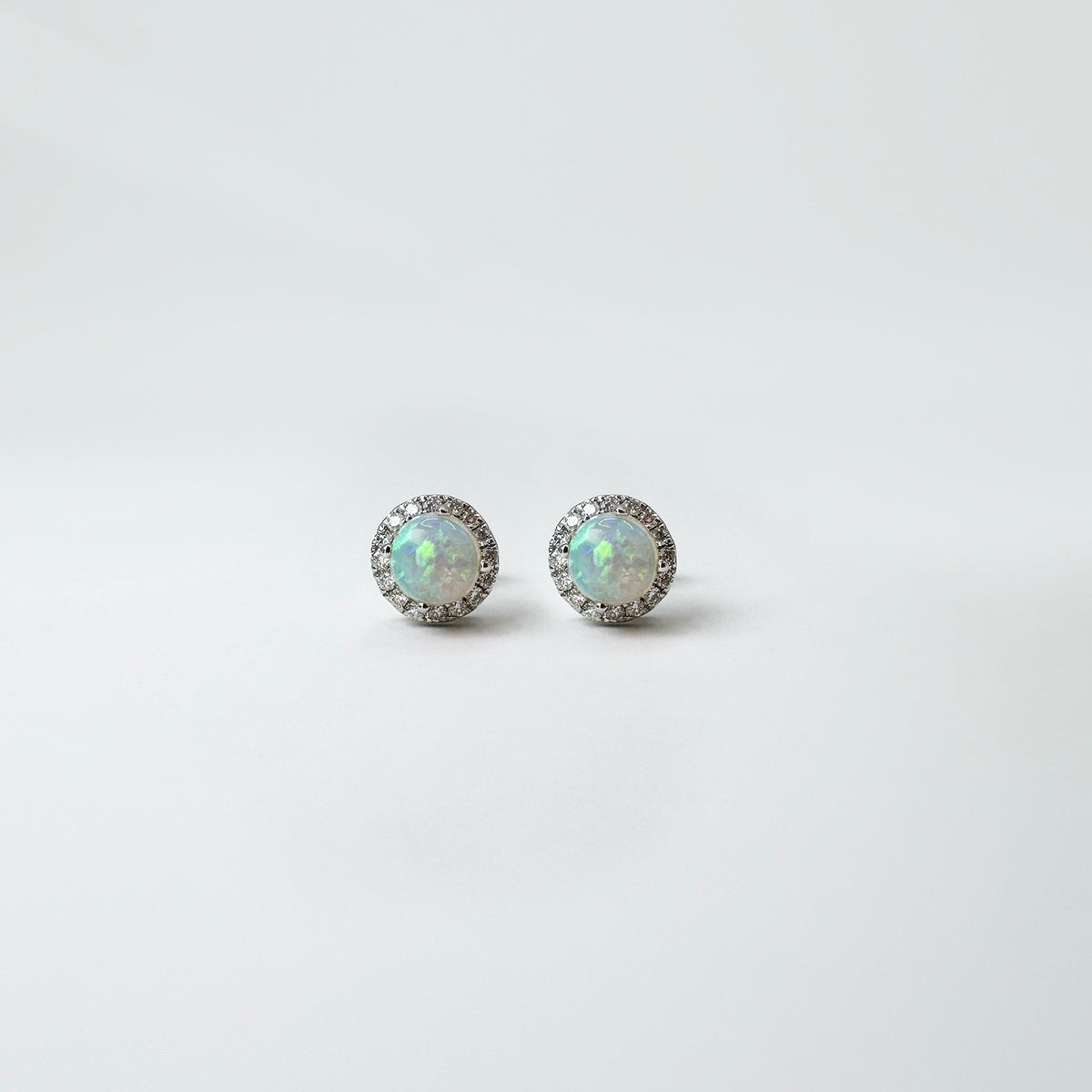 Aretes ópalo y halo de diamantes.