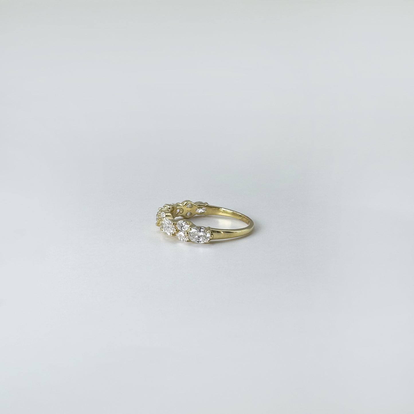 Anillo media churumbela diamantes ovalados oro amarillo 1.3 cts