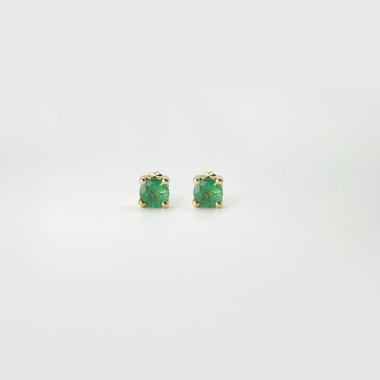 Aretes clásicos esmeraldas redondos oro.