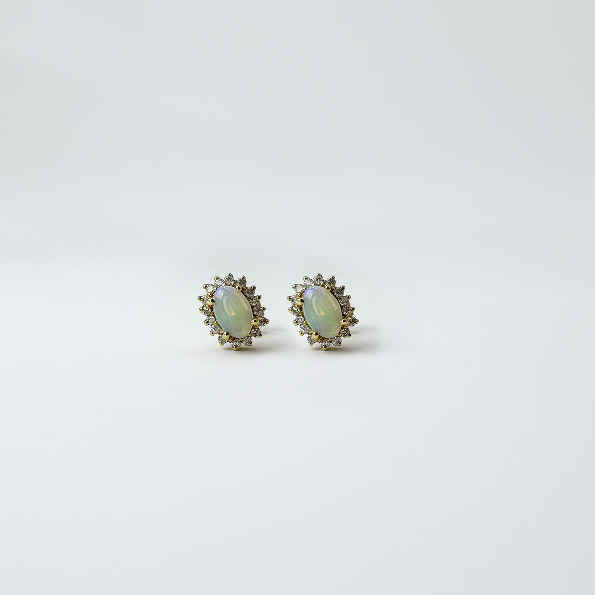 Aretes ópalo con halo estelar de diamantes.