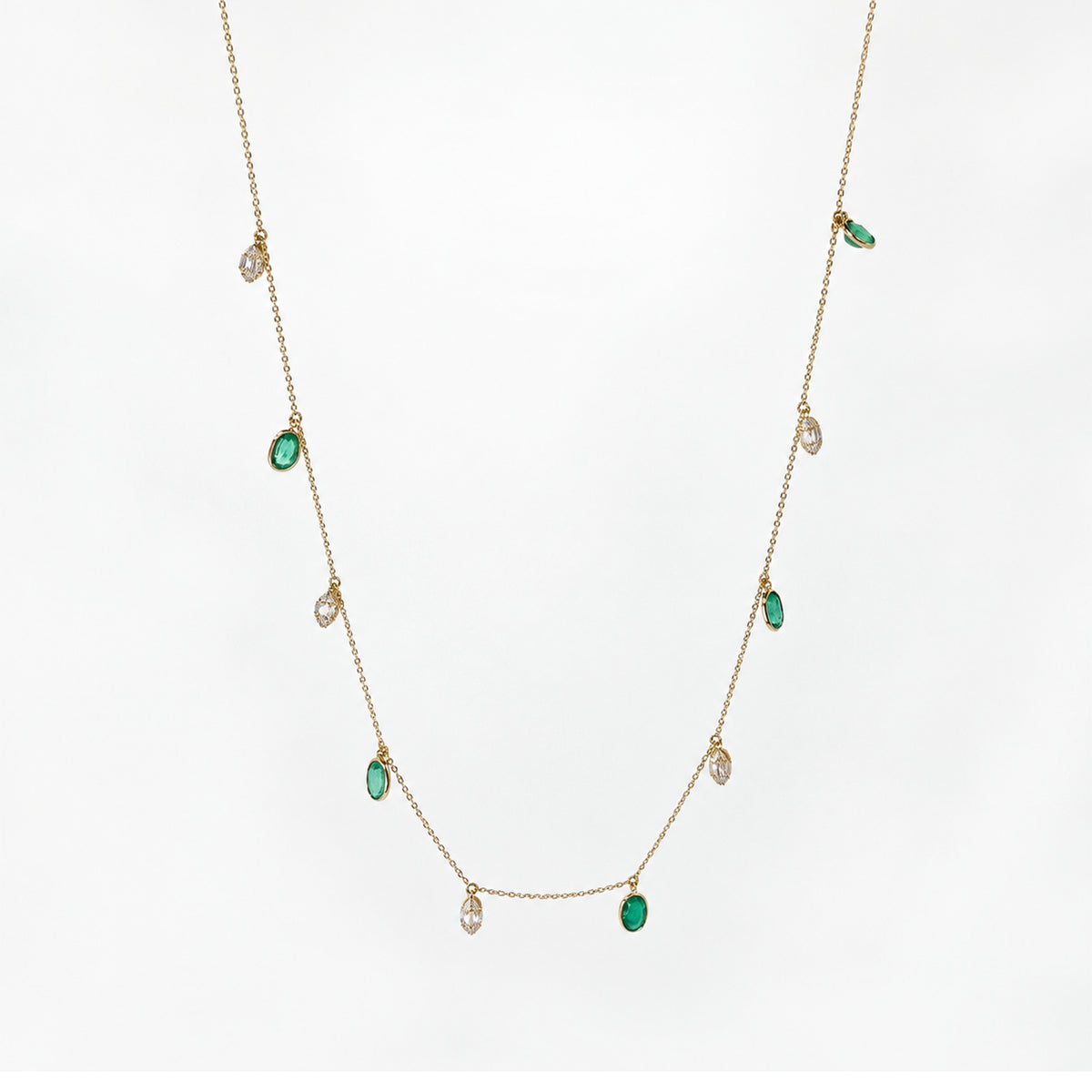 Collar cadena oro 14k con esmeraldas y diamantes naturales colgantes.