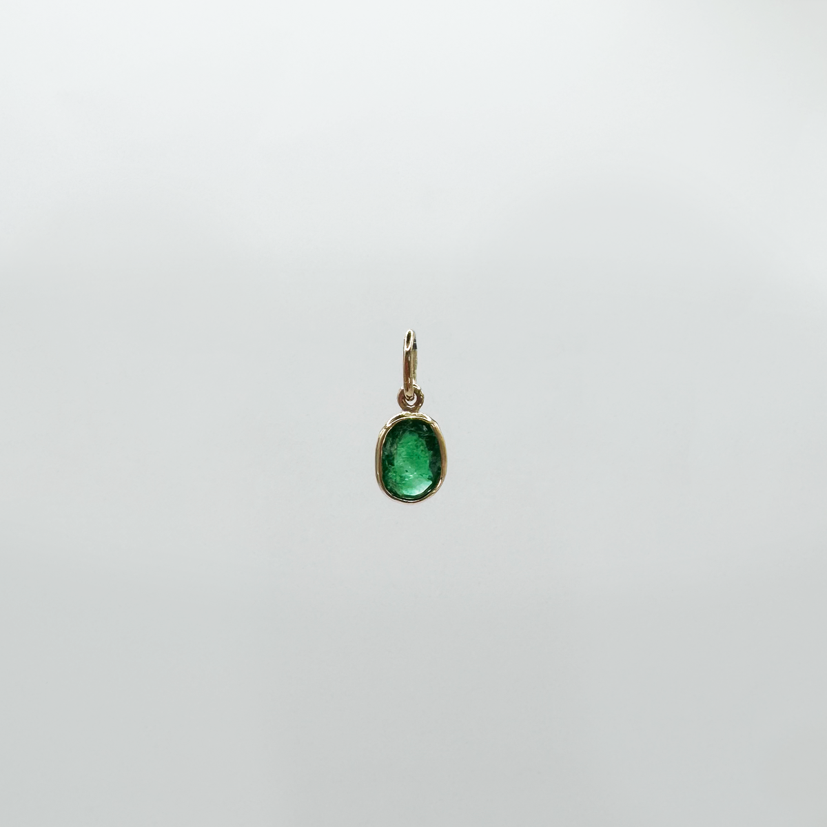 Dije esmeralda oval.