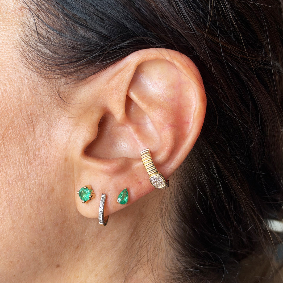 Aretes clásicos esmeraldas redondos oro.