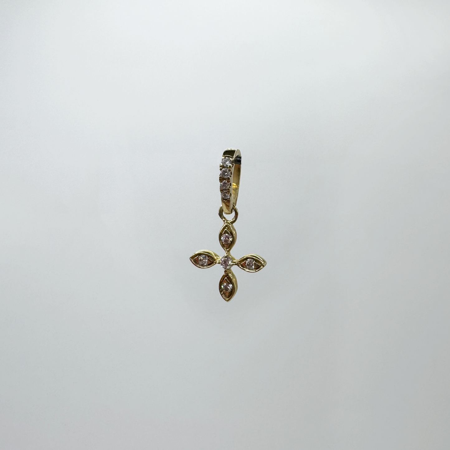 Charm mini dije cruz estrella diamantes y oro.