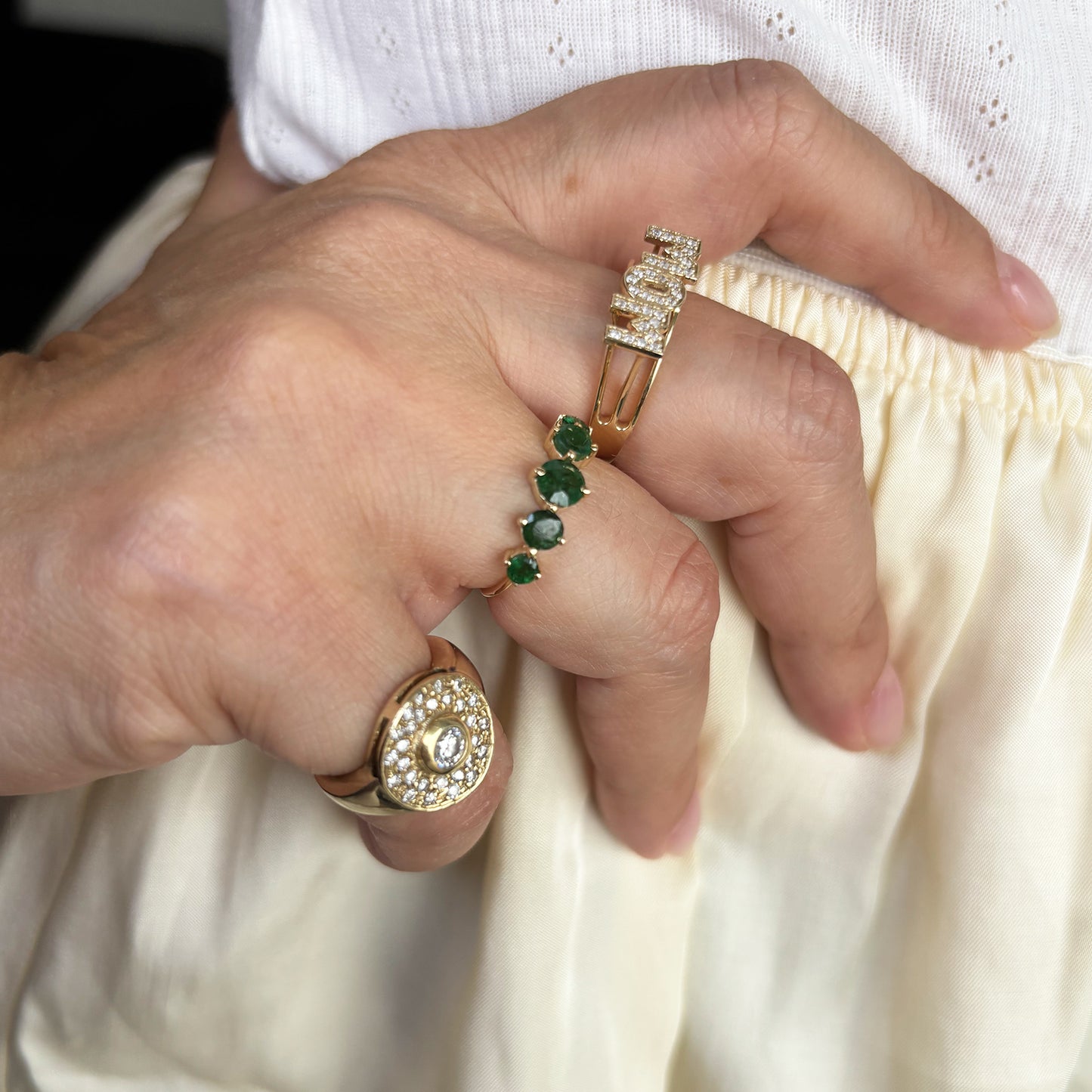 Anillo 5 esmeraldas oro.