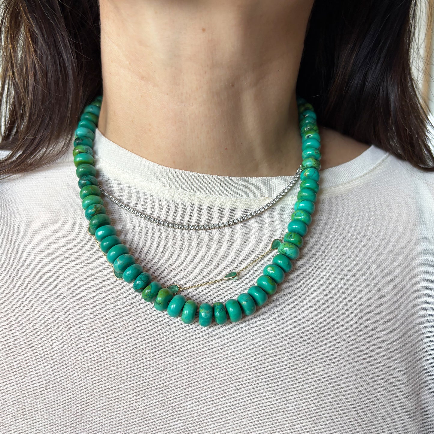 Collar turquesa vibrante.