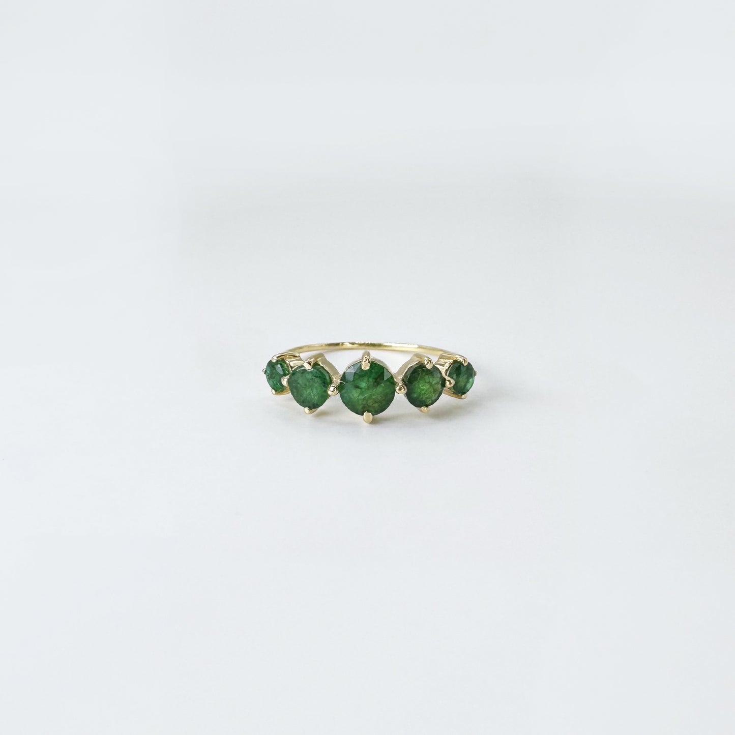 Anillo 5 esmeraldas oro.