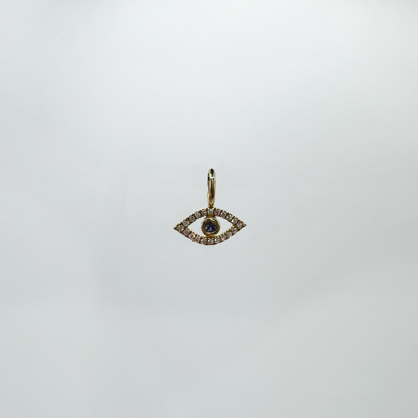 Charm mini evil eye diamantes y oro amarillo.