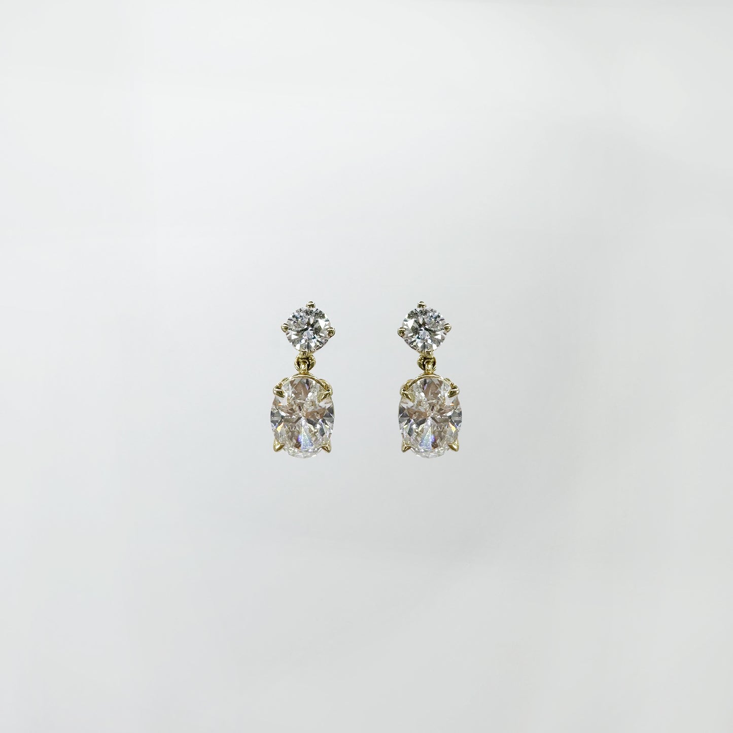 Aretes diamantes colgantes oro amarillo oval 2 cts.