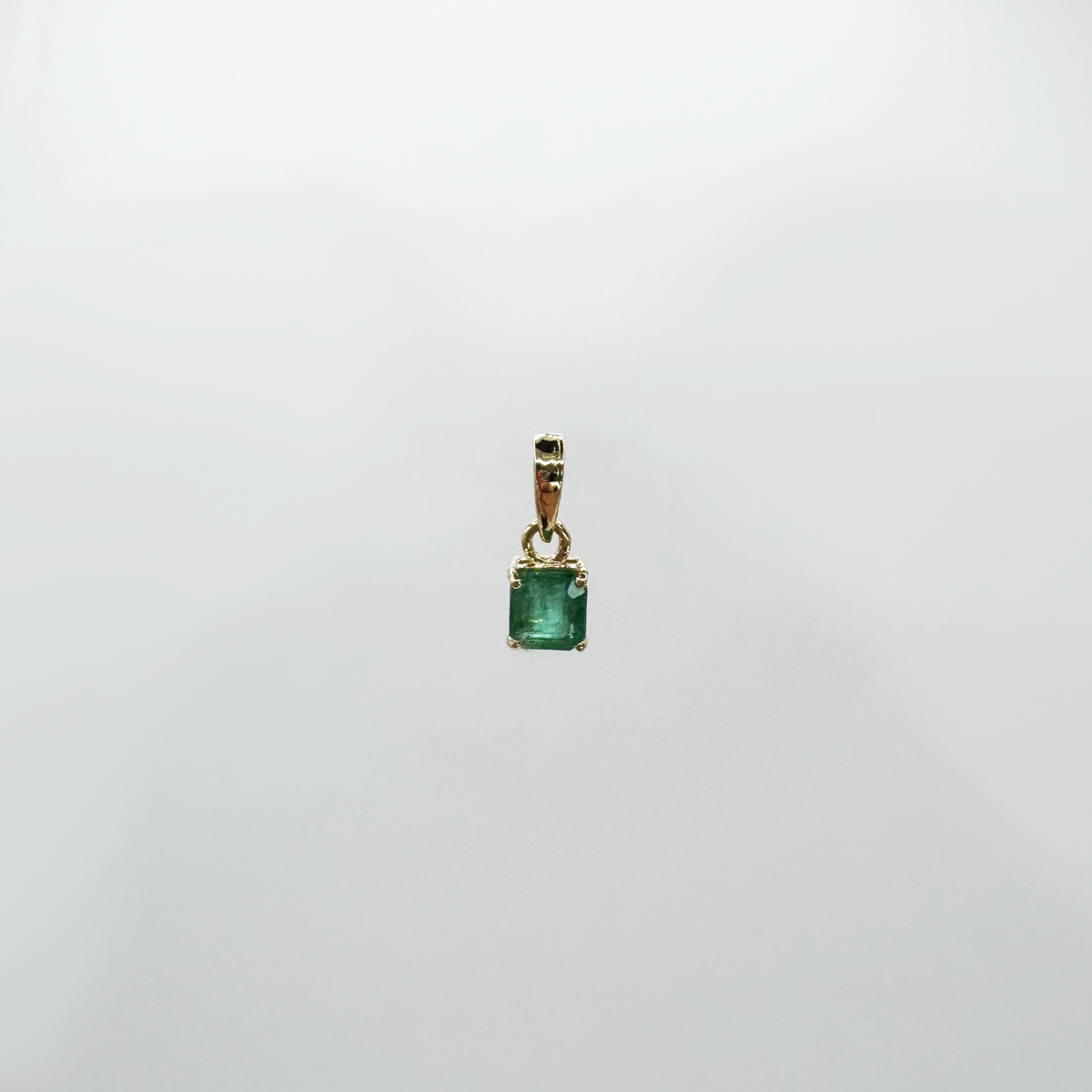 Dije esmeralda clásica oro 14k.