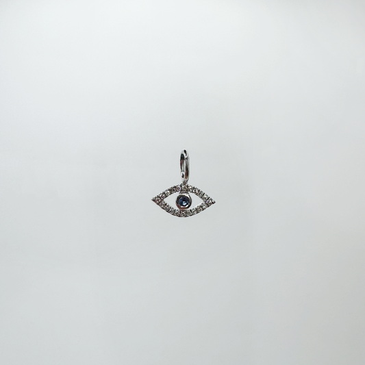 Charm mini evil eye diamantes y oro blanco.