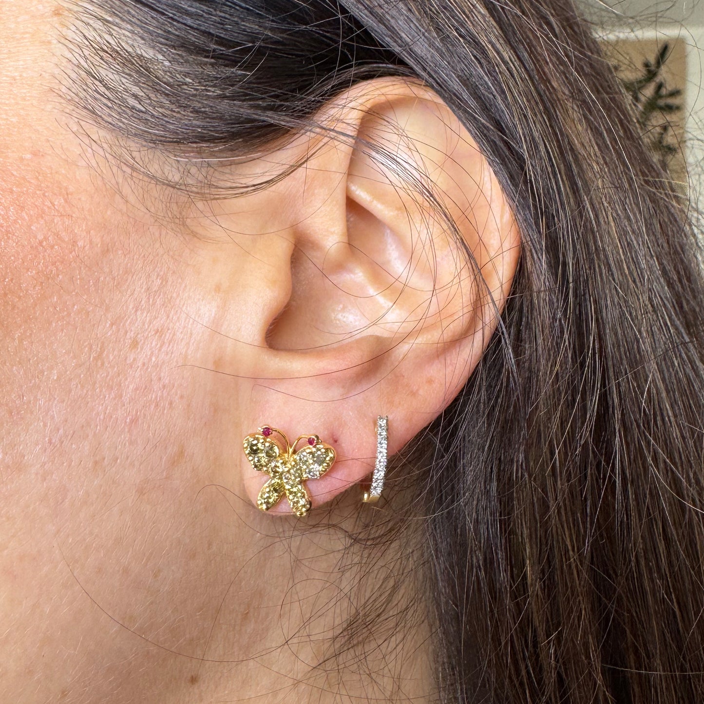 Aretes mariposa diamantes.