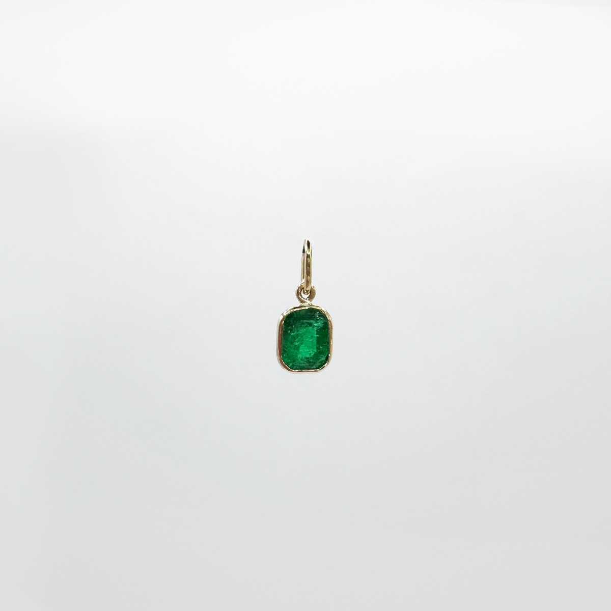 Dije esmeralda natural semi rectangular en oro 14k
