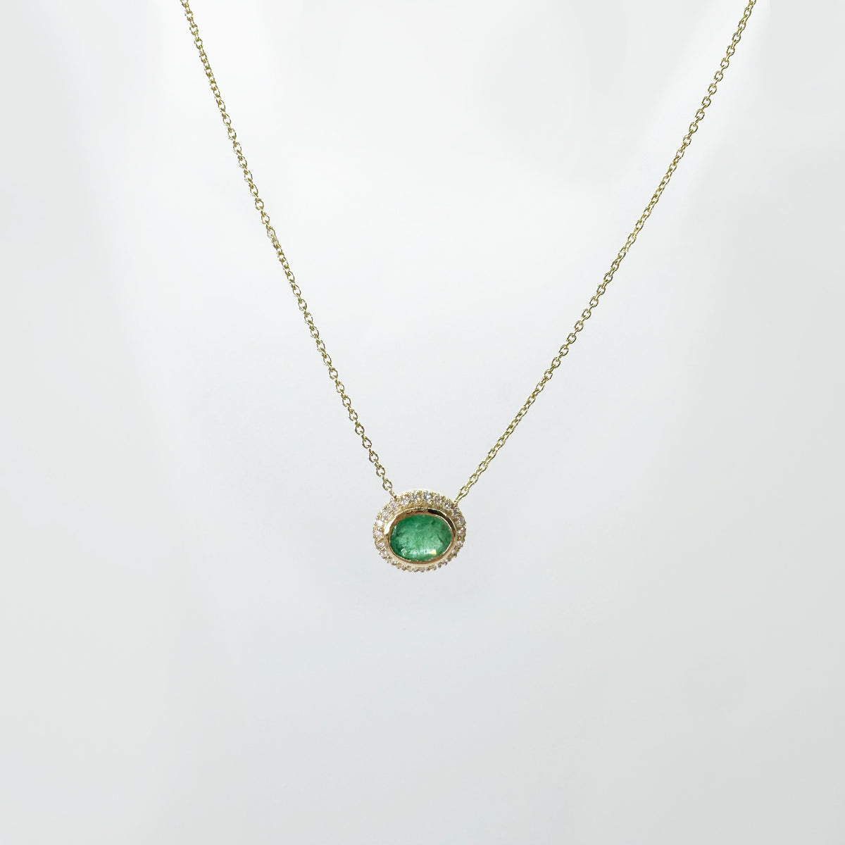 Collar esmeralda oval con halo diamantes naturales