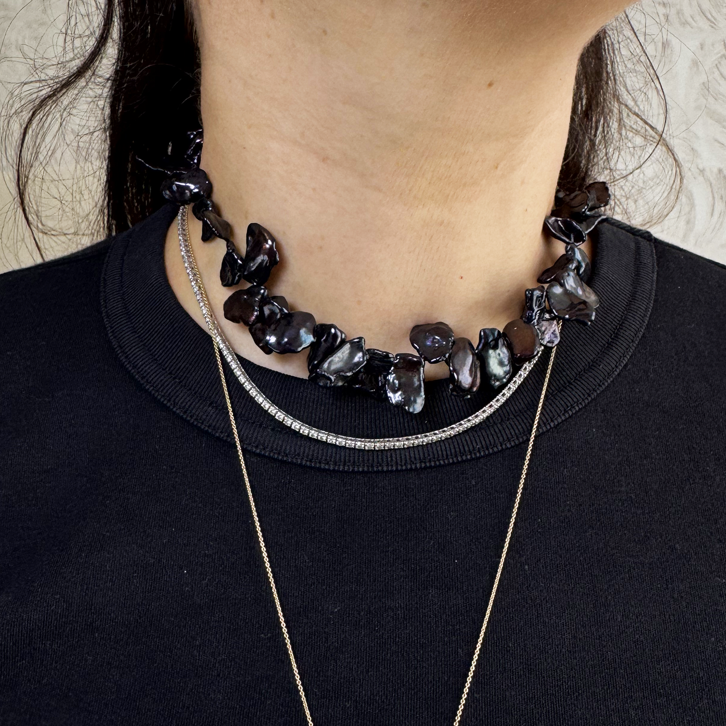 Collar choker perlas hojuelas negras.