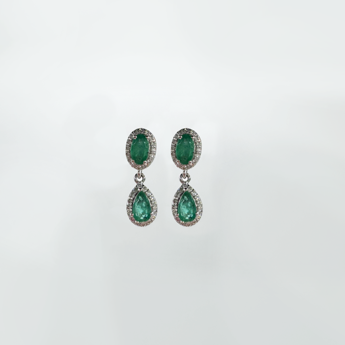 Aretes esmeralda colgantes doble con halo de diamantes y oro 14k