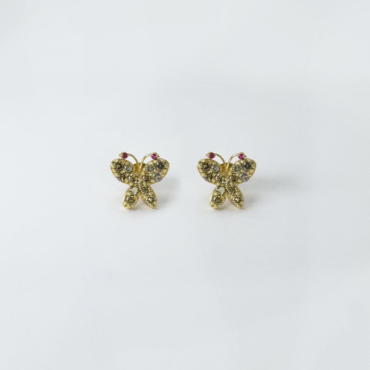 Aretes mariposa diamantes.