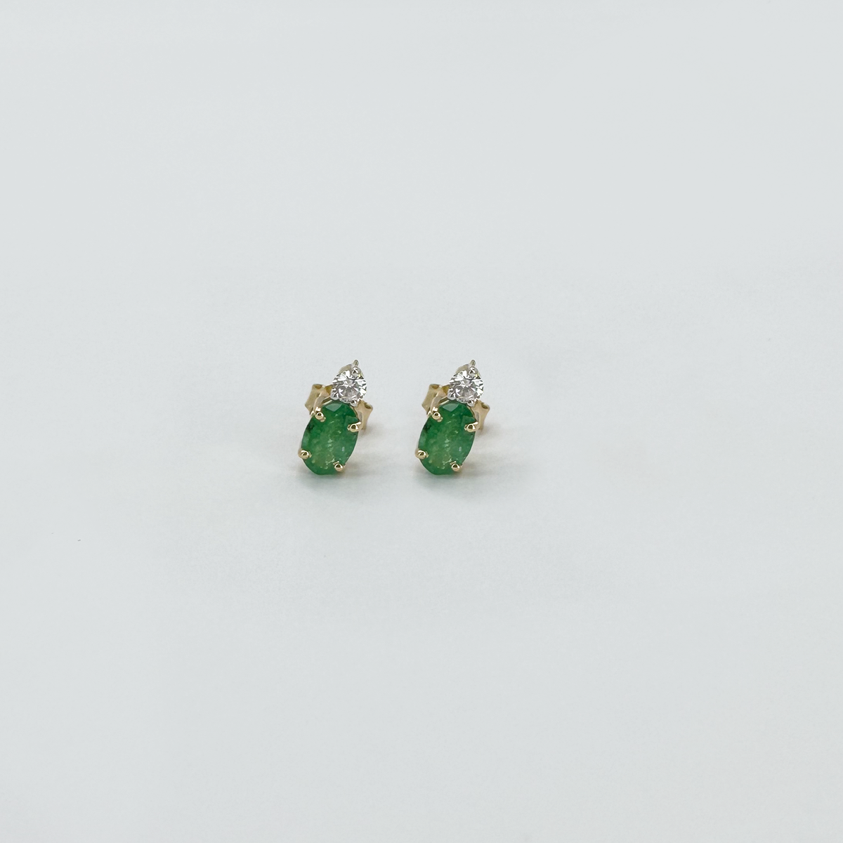 Aretes esmeralda con dot diamante.