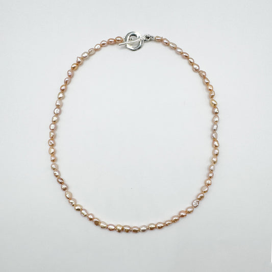 Collar mini keshi salmón 37.