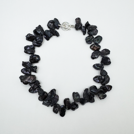 Collar choker perlas hojuelas negras.