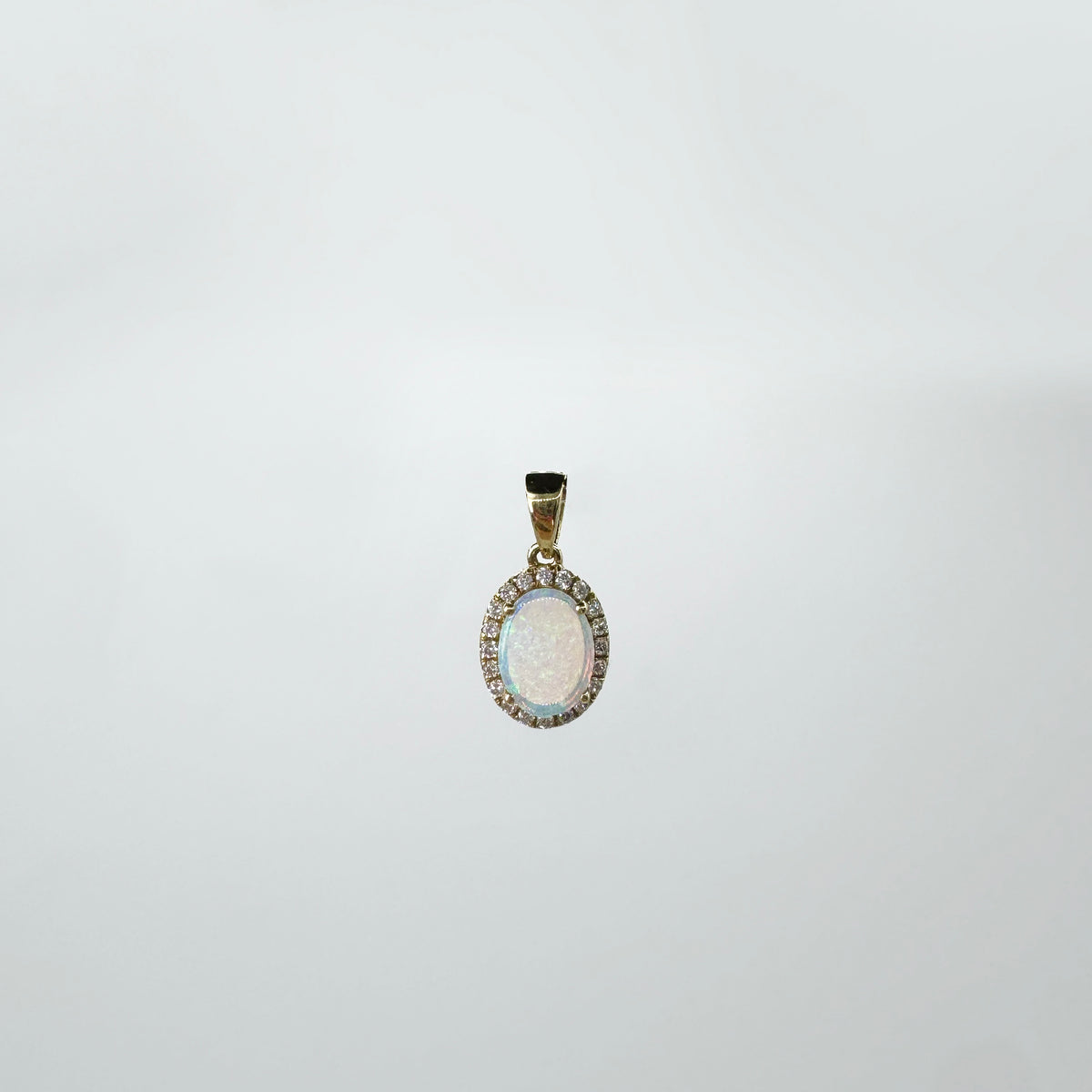 Dije ópalo con halo diamantes.