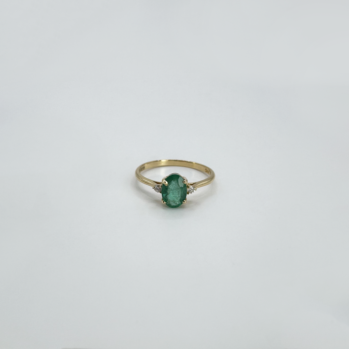 Anillo esmeralda oval y diamantes.