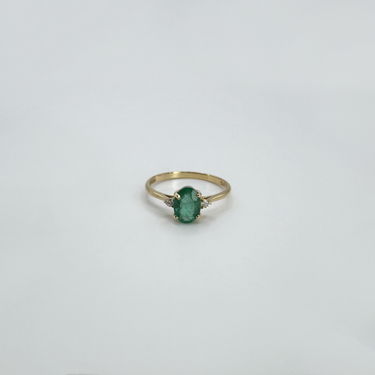 Anillo esmeralda oval y diamantes.
