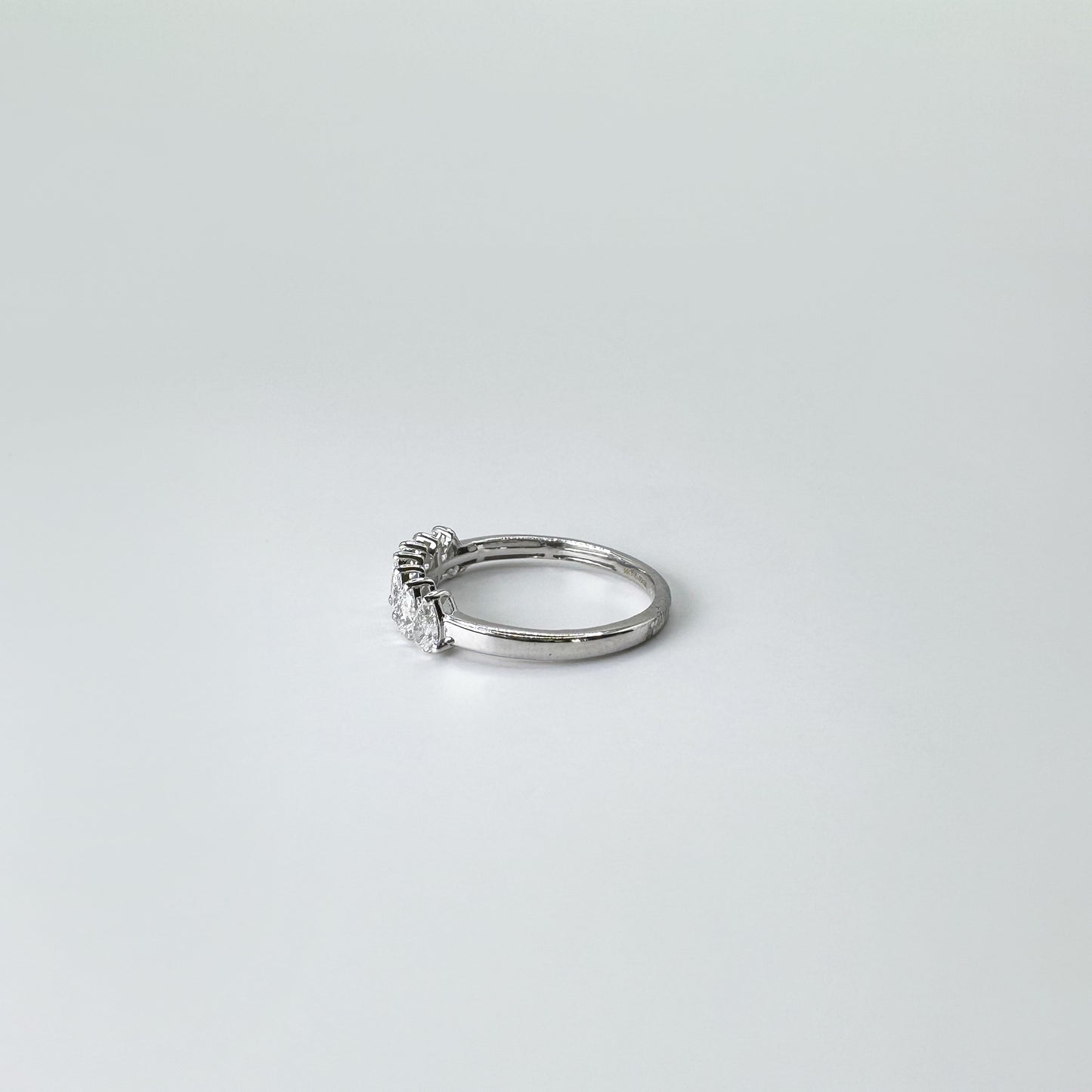 Anillo media churumbela diamantes pera oro blanco .6 cts