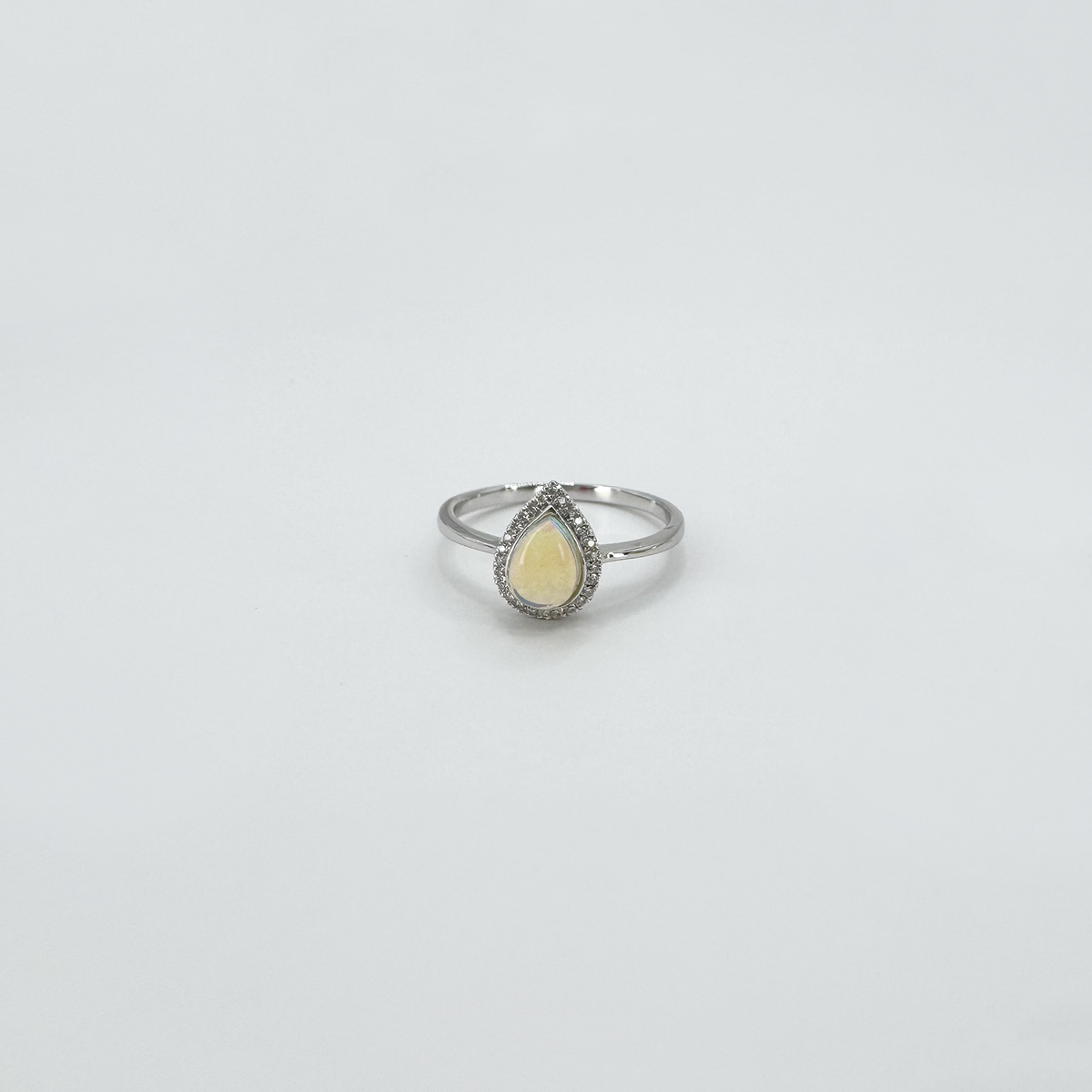 Anillo ópalo gota con halo diamantes.